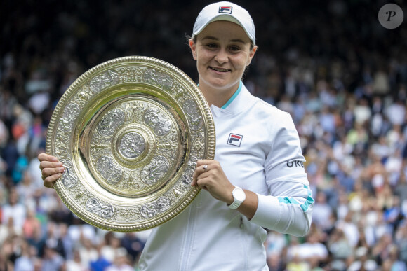 Ashleigh Barty remporte la finale Dame du tournoi de tennis de Wimbledon au All England Lawn Tennis and Croquet Club à Londres, Royaume Uni, le 10 juillet 2021.