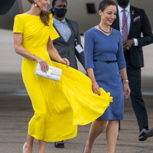 Le prince William et Kate Middleton sur le tarmac de l'aéroport Norman Manley lors de leur voyage officiel en Jamaïque, le 22 mars 2022.