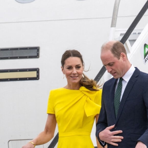 Le prince William et Kate Middleton sur le tarmac de l'aéroport Norman Manley lors de leur voyage officiel en Jamaïque, le 22 mars 2022.