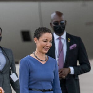 Le prince William et Kate Middleton sur le tarmac de l'aéroport Norman Manley lors de leur voyage officiel en Jamaïque, le 22 mars 2022.