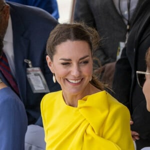 Le prince William et Kate Middleton sur le tarmac de l'aéroport Norman Manley lors de leur voyage officiel en Jamaïque, le 22 mars 2022.