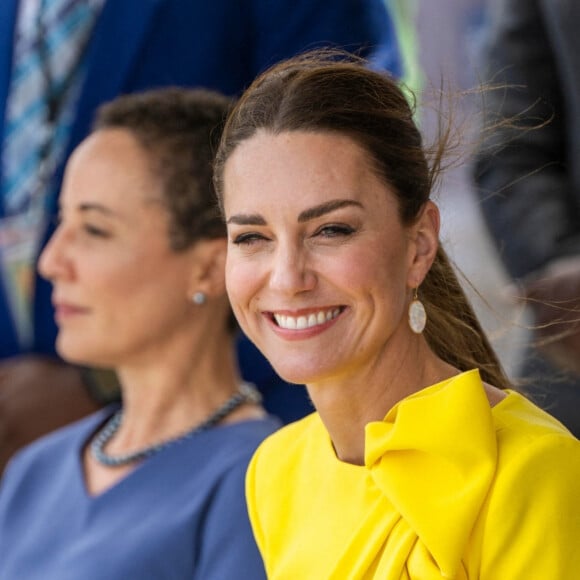 Le prince William et Kate Middleton sur le tarmac de l'aéroport Norman Manley lors de leur voyage officiel en Jamaïque, le 22 mars 2022.