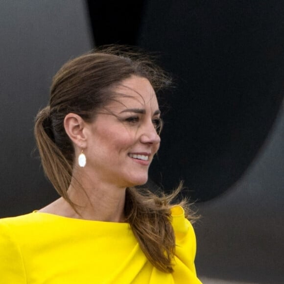 Le prince William et Kate Middleton sur le tarmac de l'aéroport Norman Manley lors de leur voyage officiel en Jamaïque, le 22 mars 2022.