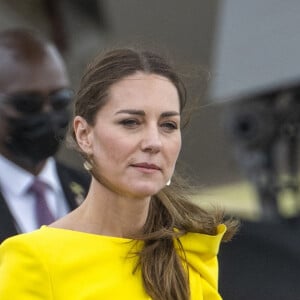 Le prince William et Kate Middleton sur le tarmac de l'aéroport Norman Manley lors de leur voyage officiel en Jamaïque, le 22 mars 2022.