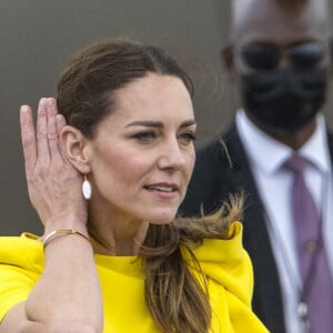 Le prince William et Kate Middleton sur le tarmac de l'aéroport Norman Manley lors de leur voyage officiel en Jamaïque, le 22 mars 2022.