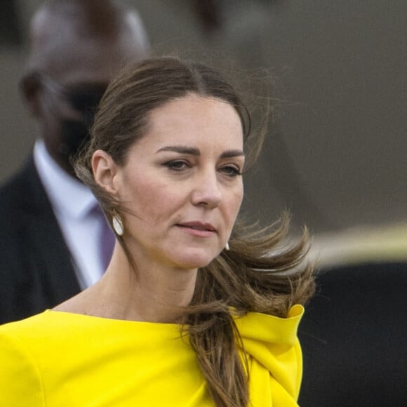 Le prince William et Kate Middleton sur le tarmac de l'aéroport Norman Manley lors de leur voyage officiel en Jamaïque, le 22 mars 2022.