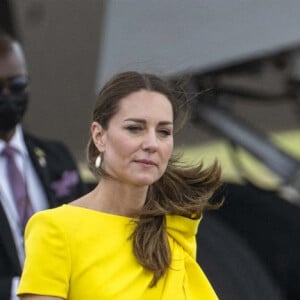 Le prince William et Kate Middleton sur le tarmac de l'aéroport Norman Manley lors de leur voyage officiel en Jamaïque, le 22 mars 2022.