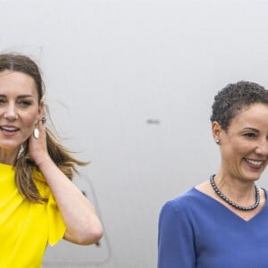 Le prince William et Kate Middleton sur le tarmac de l'aéroport Norman Manley lors de leur voyage officiel en Jamaïque, le 22 mars 2022.