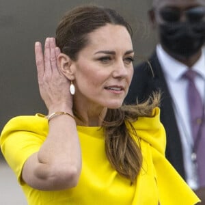 Le prince William et Kate Middleton sur le tarmac de l'aéroport Norman Manley lors de leur voyage officiel en Jamaïque.