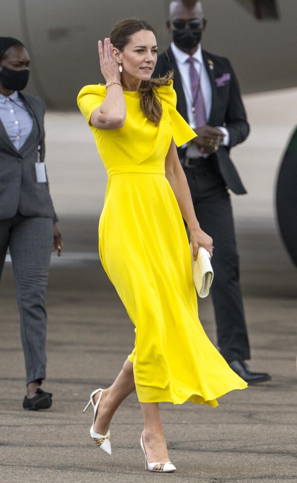 Le prince William et Kate Middleton sur le tarmac de l'aéroport Norman Manley lors de leur voyage officiel en Jamaïque.