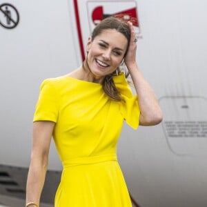 Le prince William et Kate Middleton sur le tarmac de l'aéroport Norman Manley lors de leur voyage officiel en Jamaïque, le 22 mars 2022.