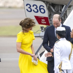 Le prince William et Kate Middleton sur le tarmac de l'aéroport Norman Manley lors de leur voyage officiel en Jamaïque, le 22 mars 2022.