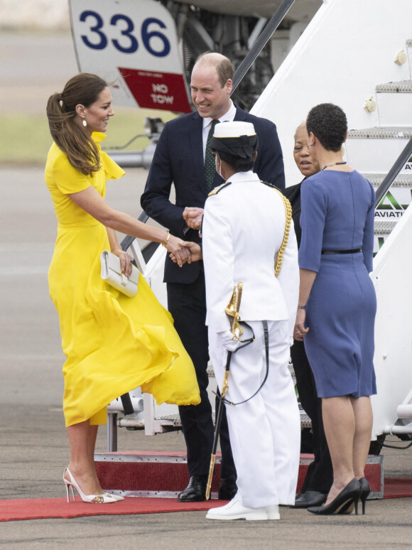 Le prince William et Kate Middleton sur le tarmac de l'aéroport Norman Manley lors de leur voyage officiel en Jamaïque, le 22 mars 2022.