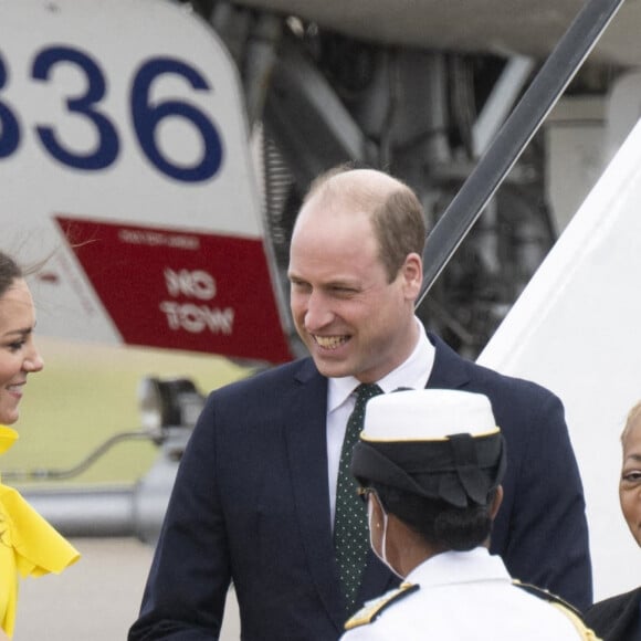 Le prince William et Kate Middleton sur le tarmac de l'aéroport Norman Manley lors de leur voyage officiel en Jamaïque, le 22 mars 2022.