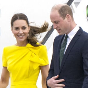 Le prince William et Kate Middleton sur le tarmac de l'aéroport Norman Manley lors de leur voyage officiel en Jamaïque, le 22 mars 2022.