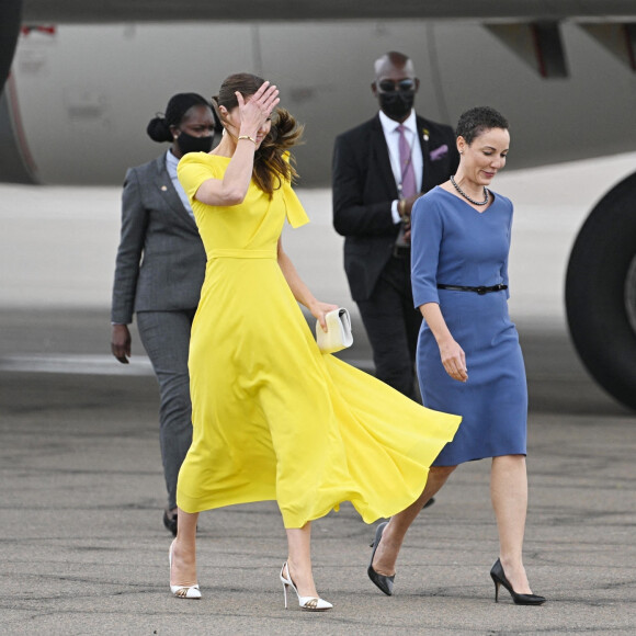 Le prince William et Kate Middleton sur le tarmac de l'aéroport Norman Manley lors de leur voyage officiel en Jamaïque, le 22 mars 2022.