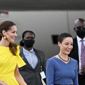 Le prince William et Kate Middleton sur le tarmac de l'aéroport Norman Manley lors de leur voyage officiel en Jamaïque, le 22 mars 2022.