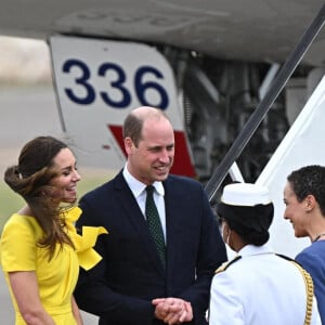 Le prince William et Kate Middleton sur le tarmac de l'aéroport Norman Manley lors de leur voyage officiel en Jamaïque, le 22 mars 2022.