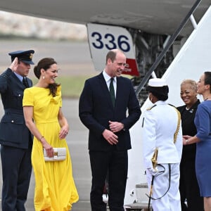 Le prince William et Kate Middleton sur le tarmac de l'aéroport Norman Manley lors de leur voyage officiel en Jamaïque, le 22 mars 2022.