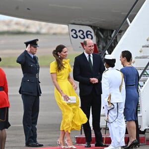 Le prince William et Kate Middleton sur le tarmac de l'aéroport Norman Manley lors de leur voyage officiel en Jamaïque, le 22 mars 2022.