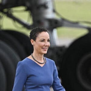 Le prince William et Kate Middleton sur le tarmac de l'aéroport Norman Manley lors de leur voyage officiel en Jamaïque, le 22 mars 2022.