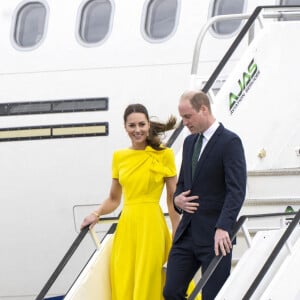 Le prince William et Kate Middleton sur le tarmac de l'aéroport Norman Manley lors de leur voyage officiel en Jamaïque, le 22 mars 2022.