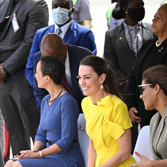 Le prince William et Kate Middleton sur le tarmac de l'aéroport Norman Manley lors de leur voyage officiel en Jamaïque, le 22 mars 2022.