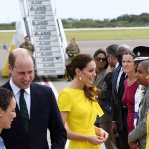 Le prince William et Kate Middleton sur le tarmac de l'aéroport Norman Manley lors de leur voyage officiel en Jamaïque, le 22 mars 2022.