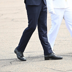 Le prince William et Kate Middleton sur le tarmac de l'aéroport Norman Manley lors de leur voyage officiel en Jamaïque, le 22 mars 2022.