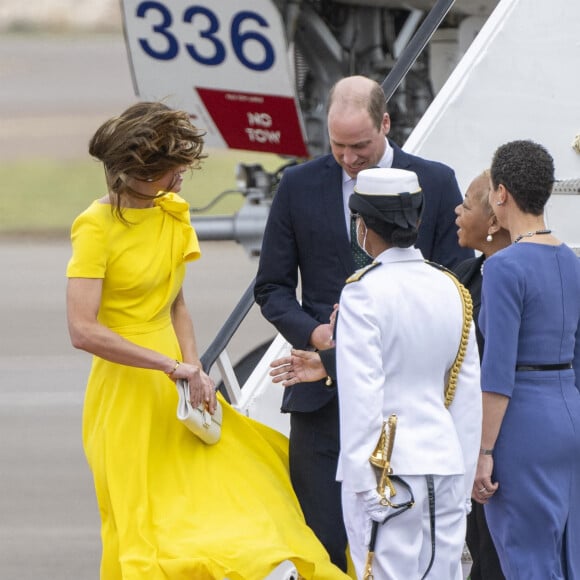 Le prince William et Kate Middleton sur le tarmac de l'aéroport Norman Manley lors de leur voyage officiel en Jamaïque, le 22 mars 2022.