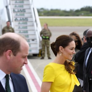 Le prince William et Kate Middleton sur le tarmac de l'aéroport Norman Manley lors de leur voyage officiel en Jamaïque, le 22 mars 2022.