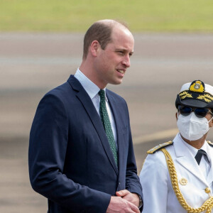 Le prince William et Kate Middleton sur le tarmac de l'aéroport Norman Manley lors de leur voyage officiel en Jamaïque, le 22 mars 2022.