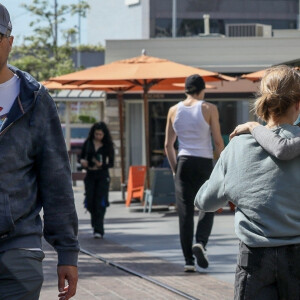Exclusif - Angelina Jolie marche bras dessus bras dessous avec sa fille Vivienne lors d'une sortie au centre commercial The Grove à Los Angeles le 21 mars 2022.