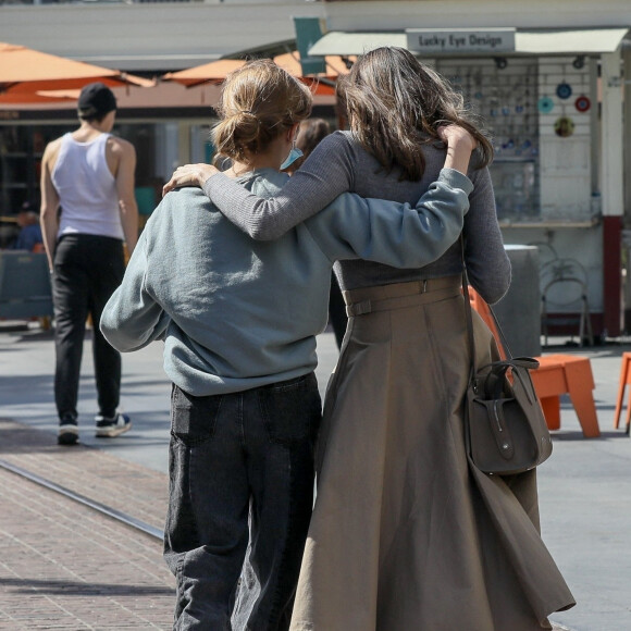 Exclusif - Angelina Jolie marche bras dessus bras dessous avec sa fille Vivienne lors d'une sortie au centre commercial The Grove à Los Angeles le 21 mars 2022.