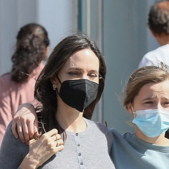 Exclusif - Angelina Jolie marche bras dessus bras dessous avec sa fille Vivienne lors d'une sortie au centre commercial The Grove à Los Angeles le 21 mars 2022.