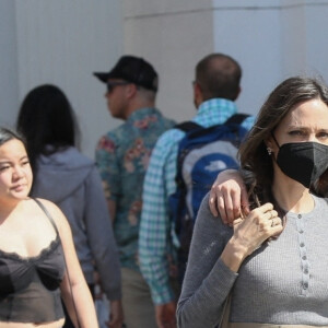 Exclusif - Angelina Jolie marche bras dessus bras dessous avec sa fille Vivienne lors d'une sortie au centre commercial The Grove à Los Angeles le 21 mars 2022.