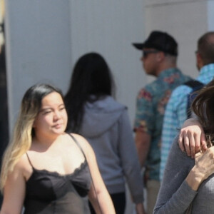 Exclusif - Angelina Jolie marche bras dessus bras dessous avec sa fille Vivienne lors d'une sortie au centre commercial The Grove à Los Angeles le 21 mars 2022.
