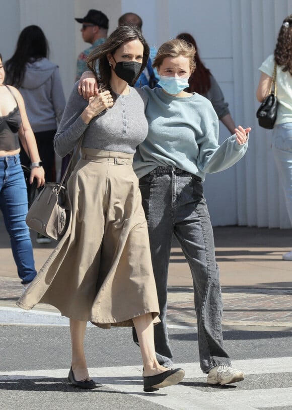 Exclusif - Angelina Jolie marche bras dessus bras dessous avec sa fille Vivienne lors d'une sortie au centre commercial The Grove à Los Angeles le 21 mars 2022.