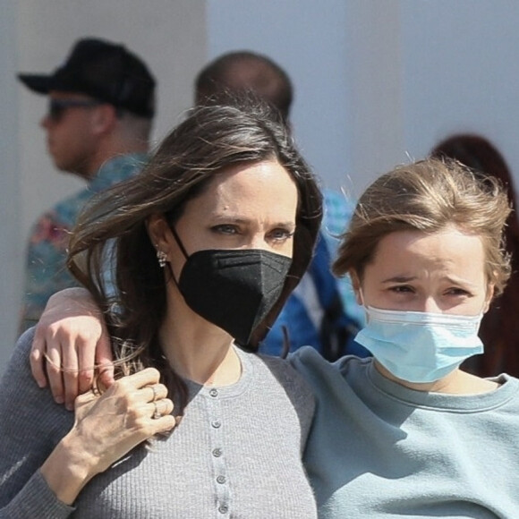Exclusif - Angelina Jolie marche bras dessus bras dessous avec sa fille Vivienne lors d'une sortie au centre commercial The Grove à Los Angeles le 21 mars 2022.
