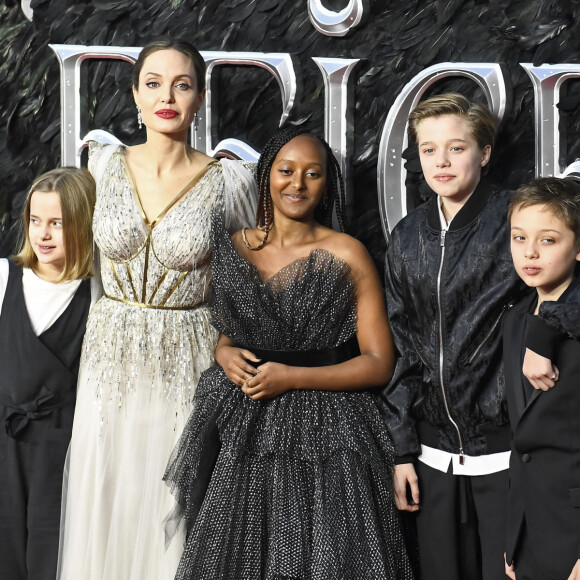 Vivienne Jolie-Pitt, Angelina Jolie, Zahara Jolie-Pitt, Shiloh Jolie-Pitt et Knox Leon Jolie-Pitt assistent à la première de "Maléfique : Le Pouvoir du Mal" à Londres. Le 9 octobre 2019.