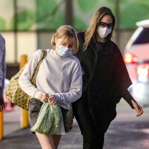 Exclusif - Angelina Jolie et sa fille Vivienne quitte le magasin Bristol Farms à Los Angeles, le 11 janvier 2022.