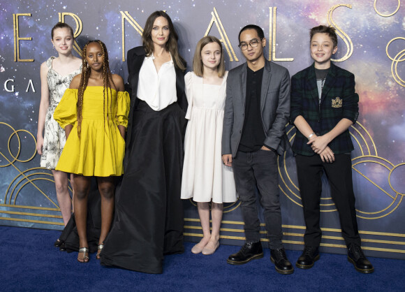 Angelina Jolie et ses enfants, Shiloh, Zahara, Vivienne, Maddox et Knox à l'avant-première du film "Les Eternels" à Londres. Le 27 octobre 2021. @ Doug Peters/Empics/ABACAPRESS.COM