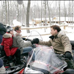 Isabelle Boulay et Stéphane Rousseau en motoneige dans laforêt de Sacacomie à 150 km de Montréal, émission Un Noël au Canada