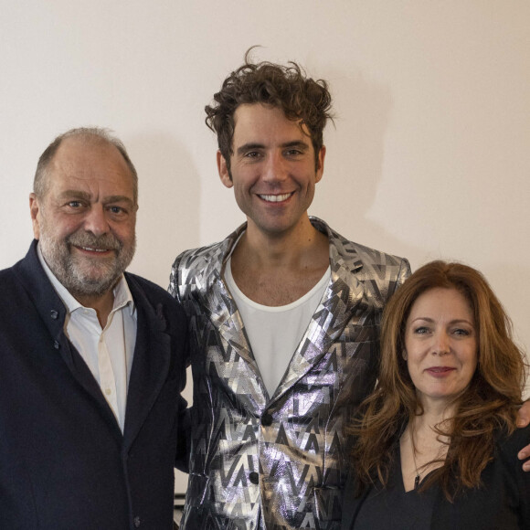Exclusif - Eric Dupond-Moretti et sa compagne Isabelle Boulay - Mika est en backstage après son deuxième concert à la Philharmonie de Paris le 24 octobre 2021. © Cyril Moreau / Bestimage 