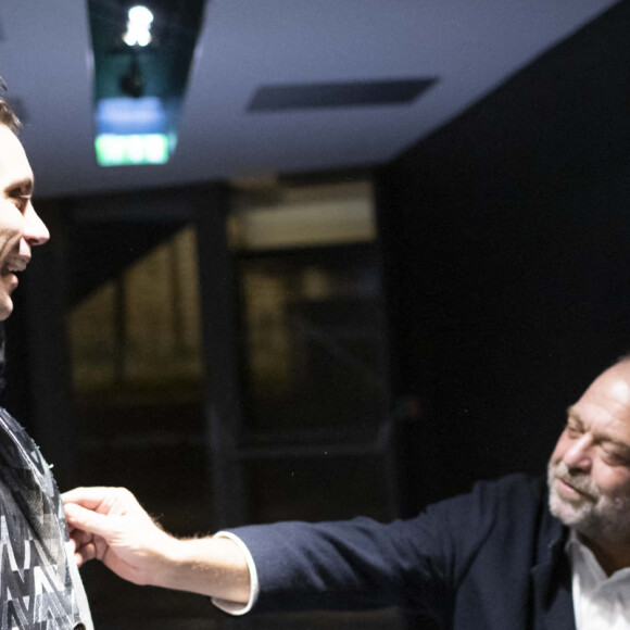 Exclusif - Eric Dupond-Moretti et sa compagne Isabelle Boulay - Mika est en backstage après son deuxième concert à la Philharmonie de Paris le 24 octobre 2021. © Cyril Moreau / Bestimage 