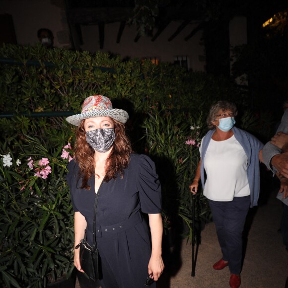 Exclusif - Isabelle Boulay, Jacqueline Franjou (présidente du Festival de Ramatuelle) - People assistent au spectacle de Gad Elmaleh le premier jour de l'ouverture du Festival de Ramatuelle le 31 juillet 2021. La soirée s'est ensuite terminée par un dîner dans un restaurant de la plage Tahiti. © Luc Boutria/Nice Matin/Bestimage 