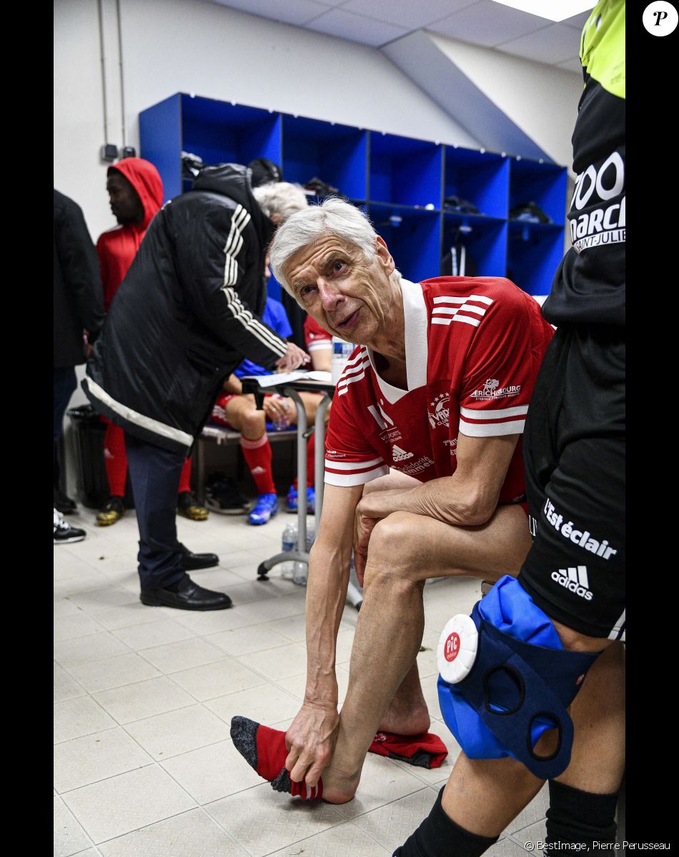 Arsène Wenger - Le club Variétés Club de France récolte 12.000 Euros pour l'association "Solidarité Femmes Aube" lors d'un match de gala mixte contre les légendes de Troyes l'ESTAC (victoire 5-4 des légendes de Troyes) au Stade de l'Aube à Troyes le 23 mars 2022. © Pierre Perusseau/Bestimage