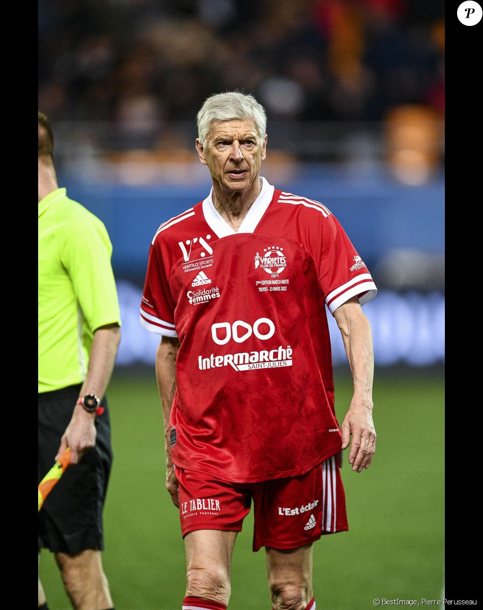Arsène Wenger - Le club Variétés Club de France récolte 12.000 Euros pour l'association "Solidarité Femmes Aube" lors d'un match de gala mixte contre les légendes de Troyes l'ESTAC (victoire 5-4 des légendes de Troyes) au Stade de l'Aube à Troyes le 23 mars 2022. © Pierre Perusseau/Bestimage