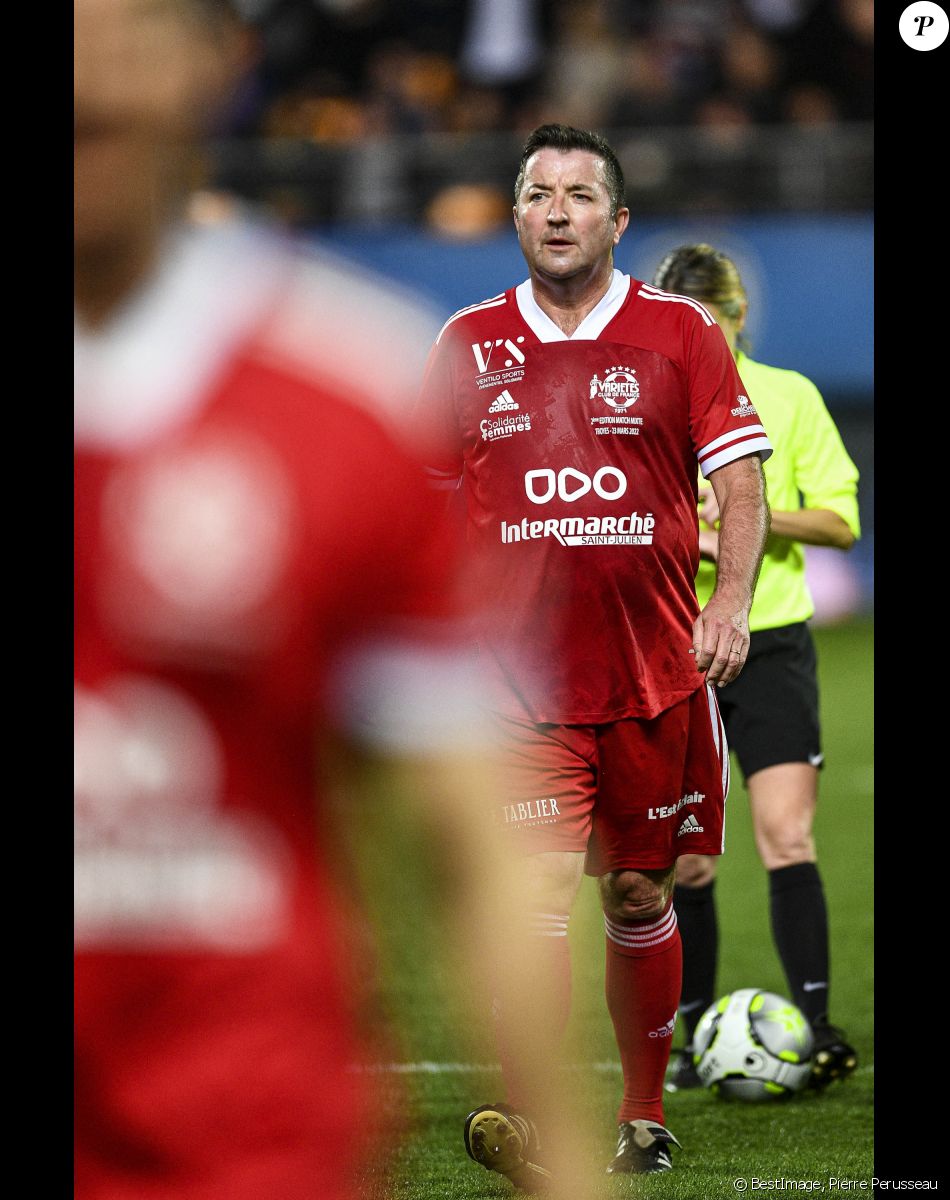 Karl Olive - Le club Variétés Club de France récolte 12.000 Euros pour l'association "Solidarité Femmes Aube" lors d'un match de gala mixte contre les légendes de Troyes l'ESTAC (victoire 5-4 des légendes de Troyes) au Stade de l'Aube à Troyes le 23 mars 2022. © Pierre Perusseau/Bestimage
