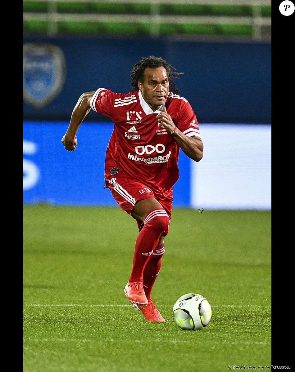 Christian Karembeu - Le club Variétés Club de France récolte 12.000 Euros pour l'association "Solidarité Femmes Aube" lors d'un match de gala mixte contre les légendes de Troyes l'ESTAC (victoire 5-4 des légendes de Troyes) au Stade de l'Aube à Troyes le 23 mars 2022. © Pierre Perusseau/Bestimage